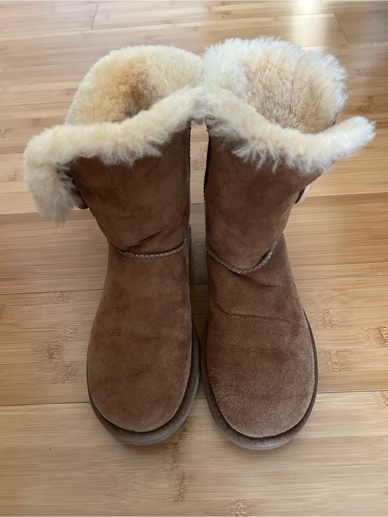 UGG Shoes - Authentic UGG Chestnut Bailey Button Boots - Size 6